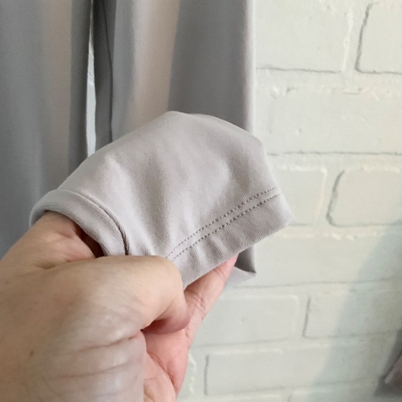Aritzia Babaton Bodysuit Contour Shoulder Pad Longsleeve Light Gray Crew neck M - Picture 15 of 15
